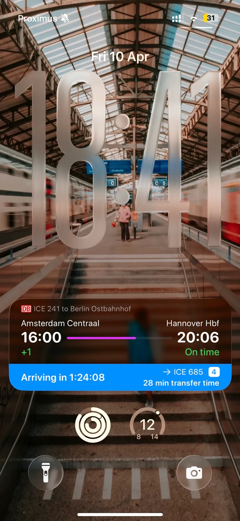 chuuchuu Live Activity on the lock screen showing live train journey updates